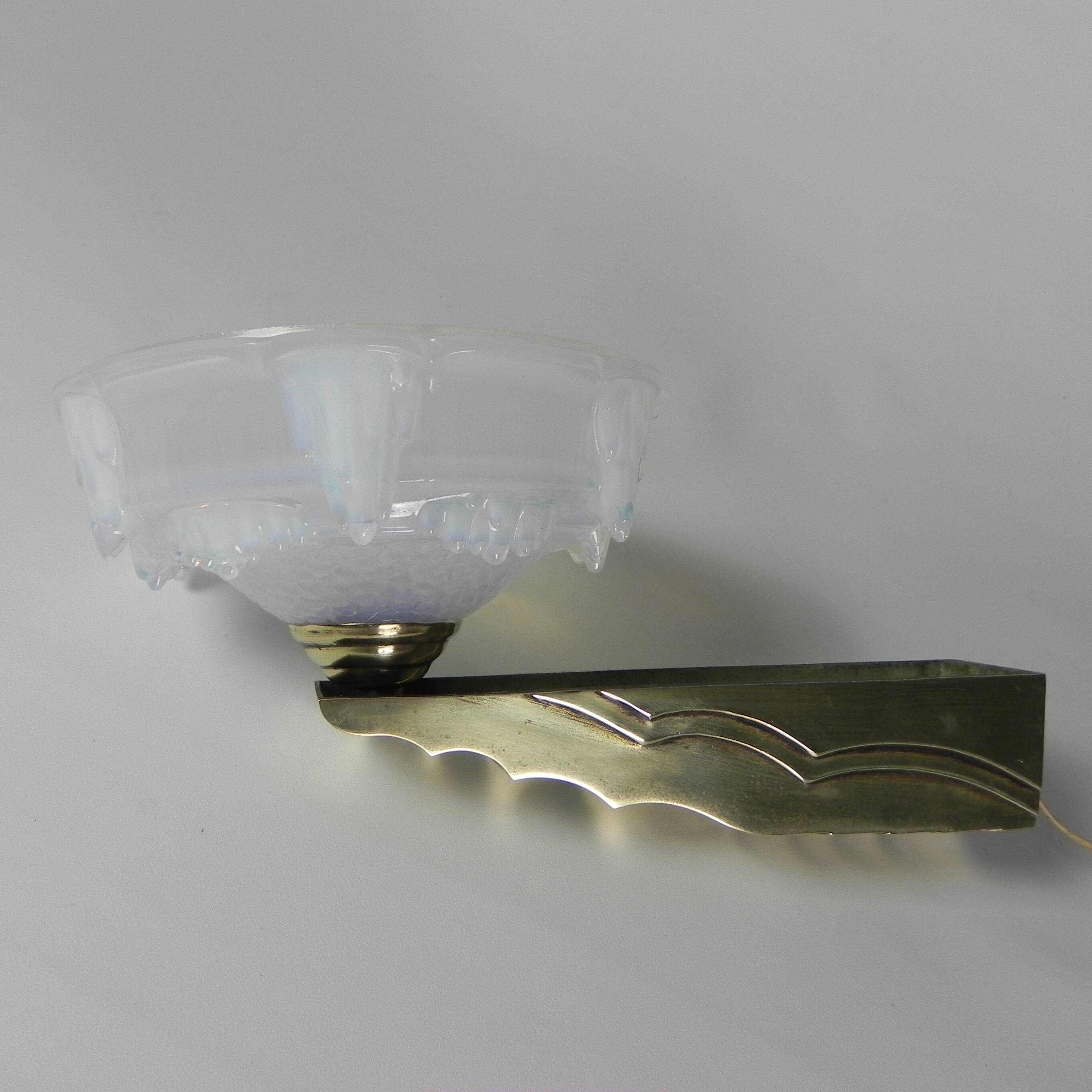 Art Deco wall lamp in opalescent glass, 1930s