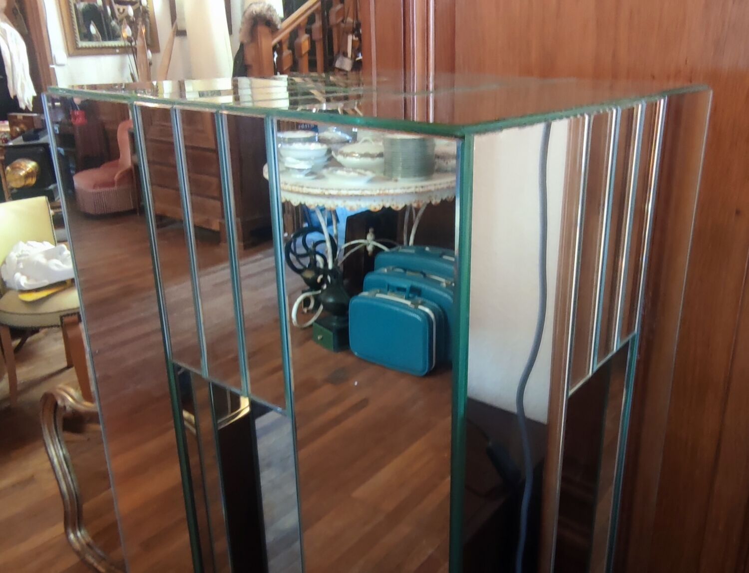 Pedestal column all glass