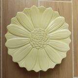 Dish in the shape of a daisy