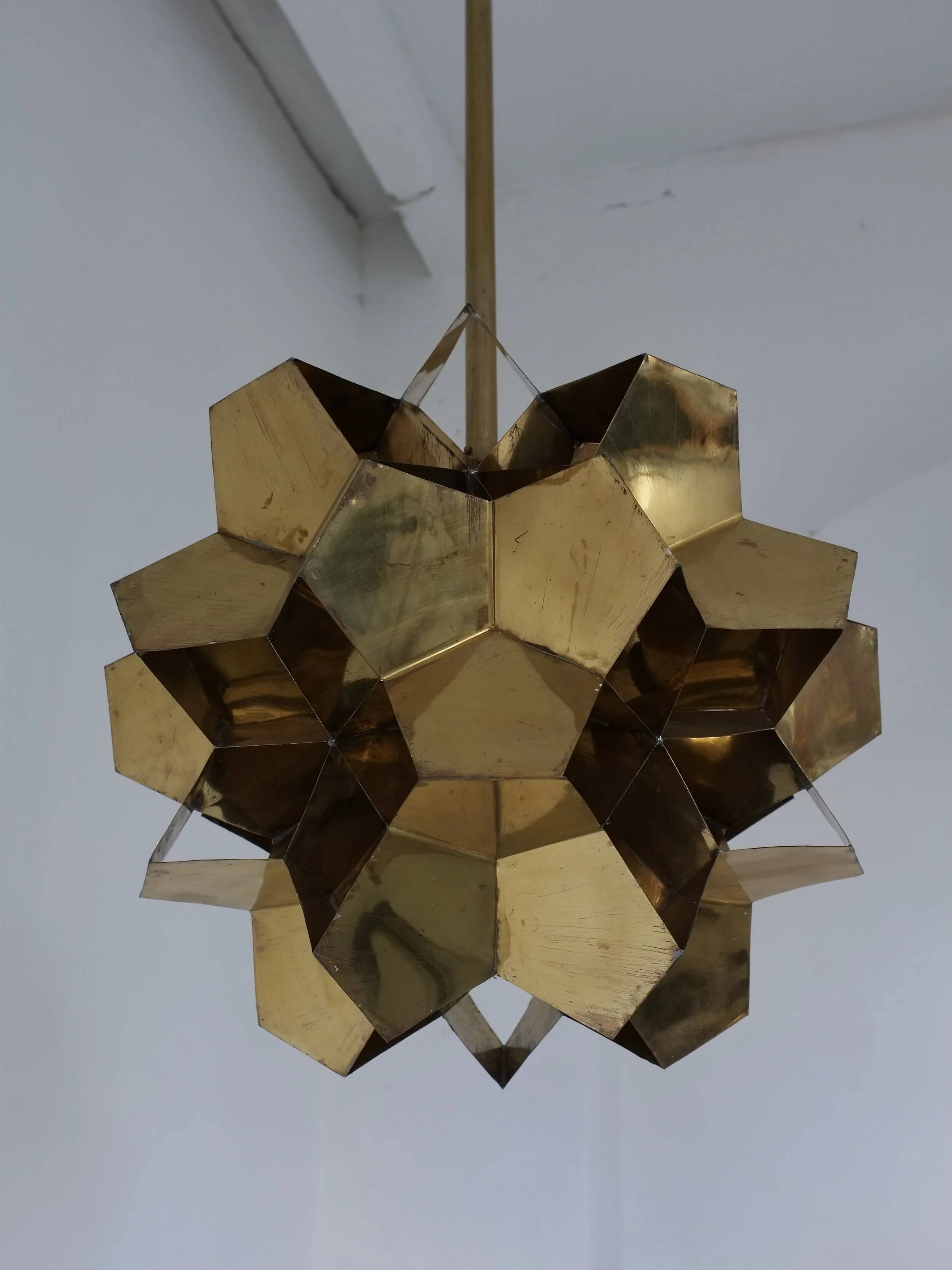 Lustre origami brutaliste en laiton, Lettonie années 1970