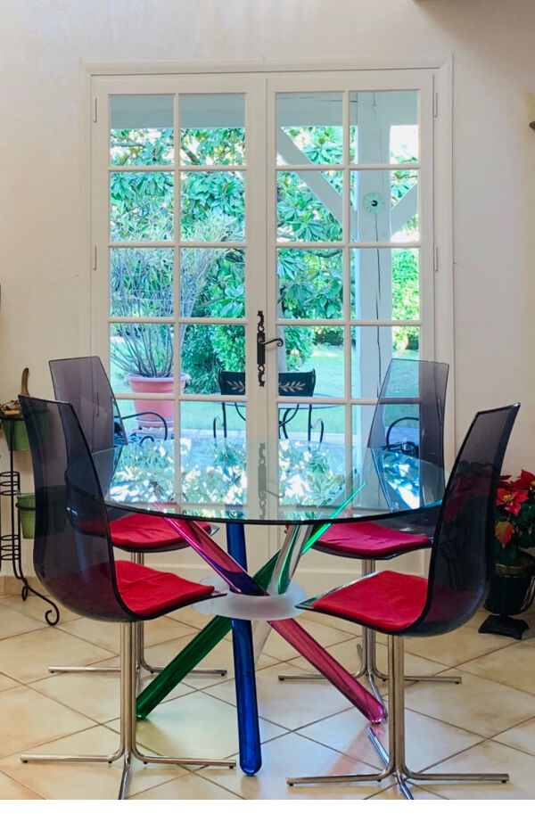Table En Verre Designer Italien Pieds Verre Coloré Avec 4 Chaises