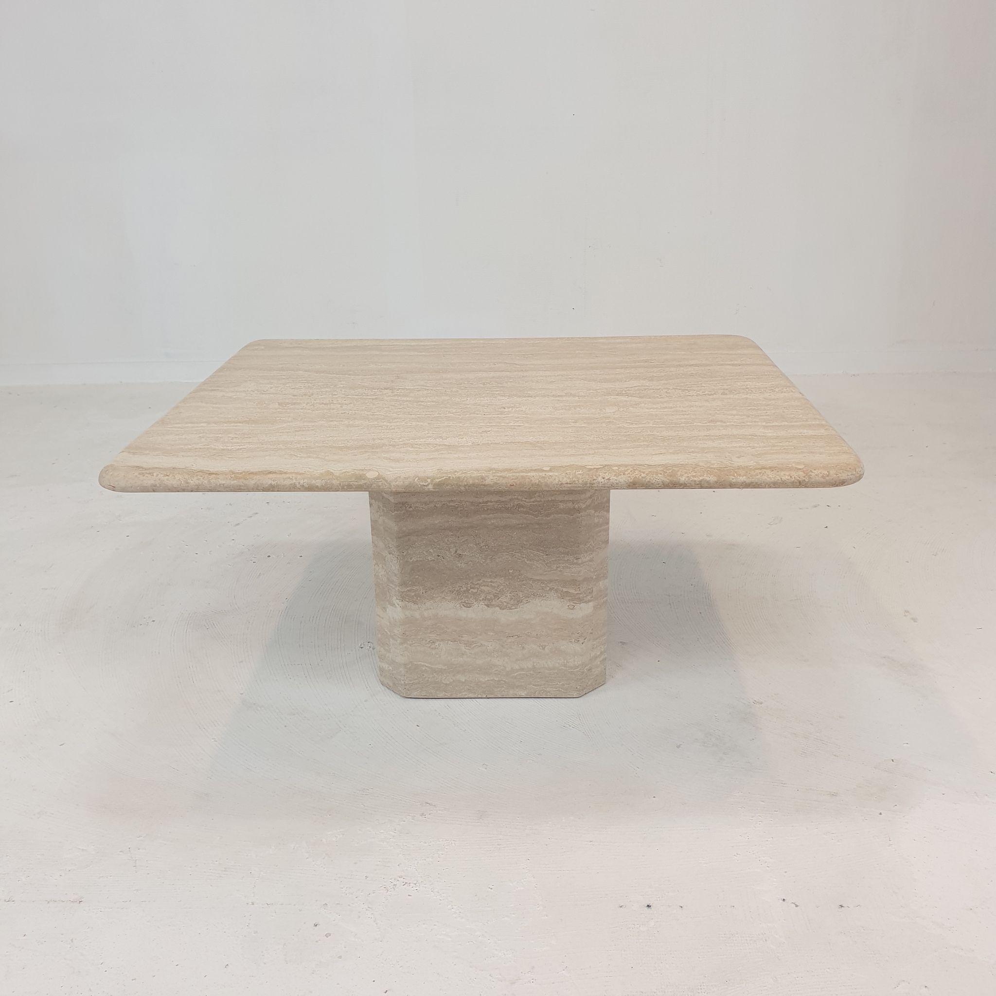 Table basse italienne en travertin, années 1980
