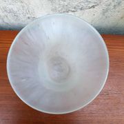 Vase trompette sur pied en verre soufflé.