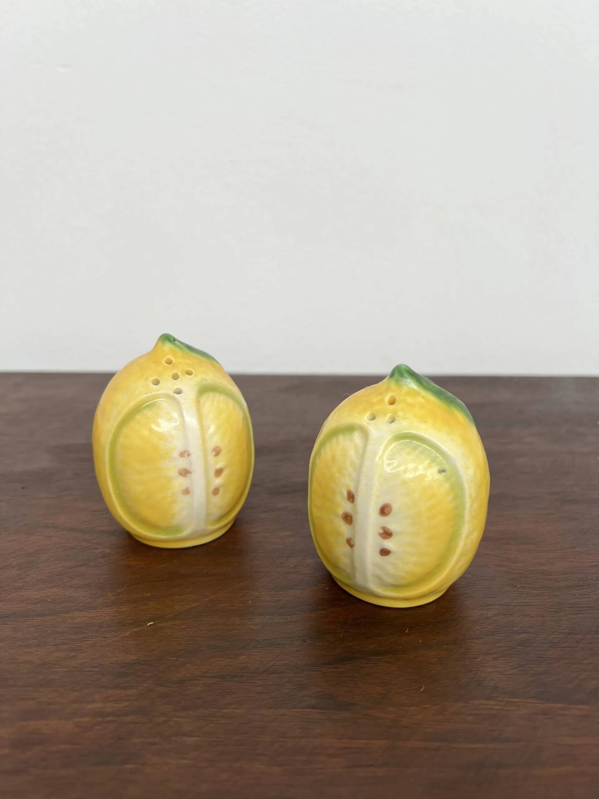 Salière et poivrier en céramique en forme de citron