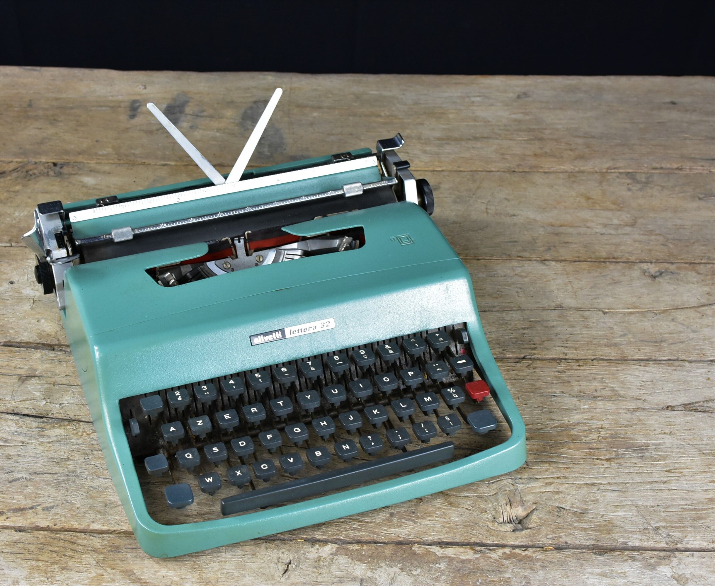 Typewriter Olivetti lettéra 32