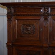 Armoire hollandaise sculptée à la main années 1940