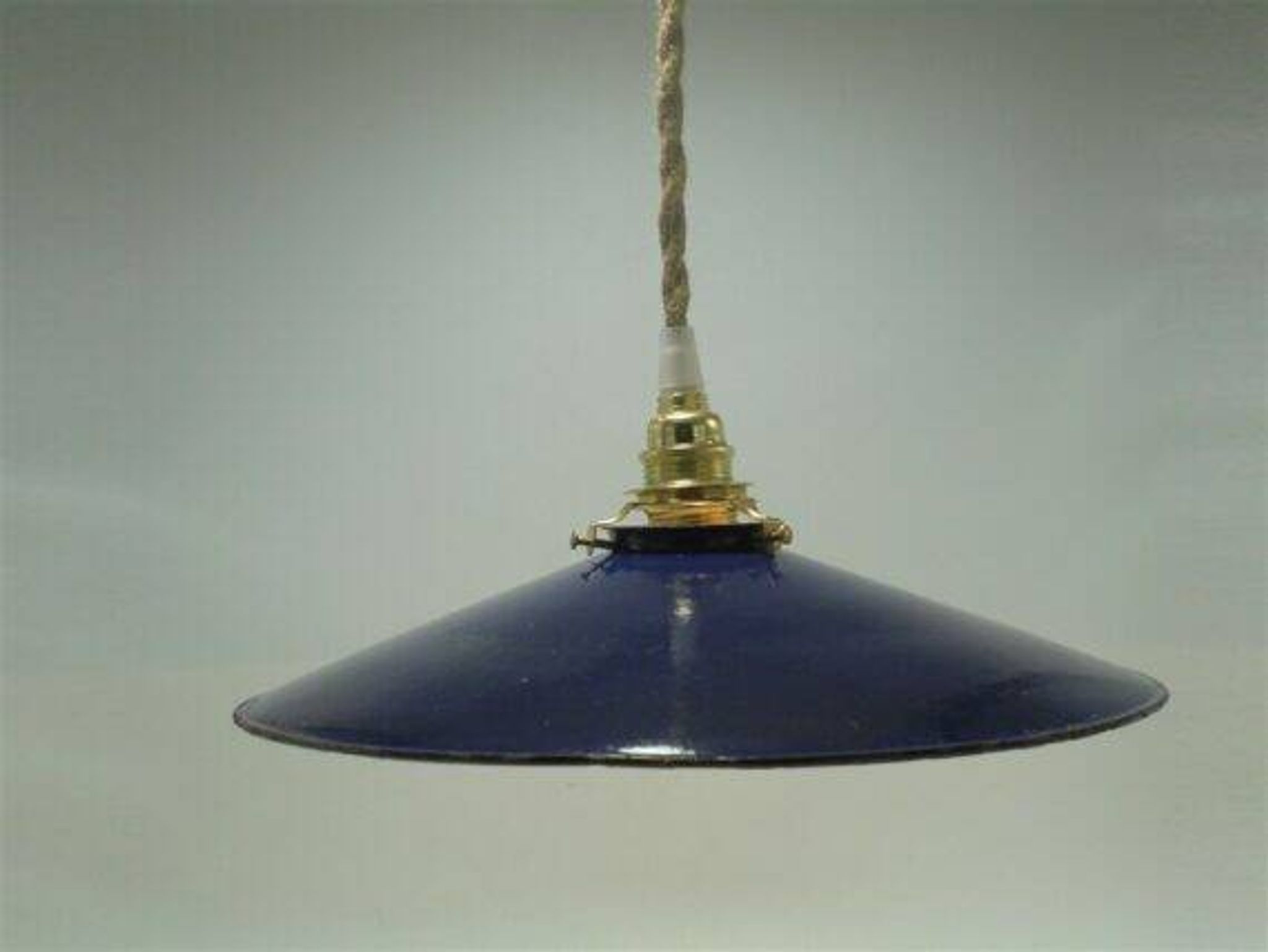 Suspension in blue enamelled sheet metal