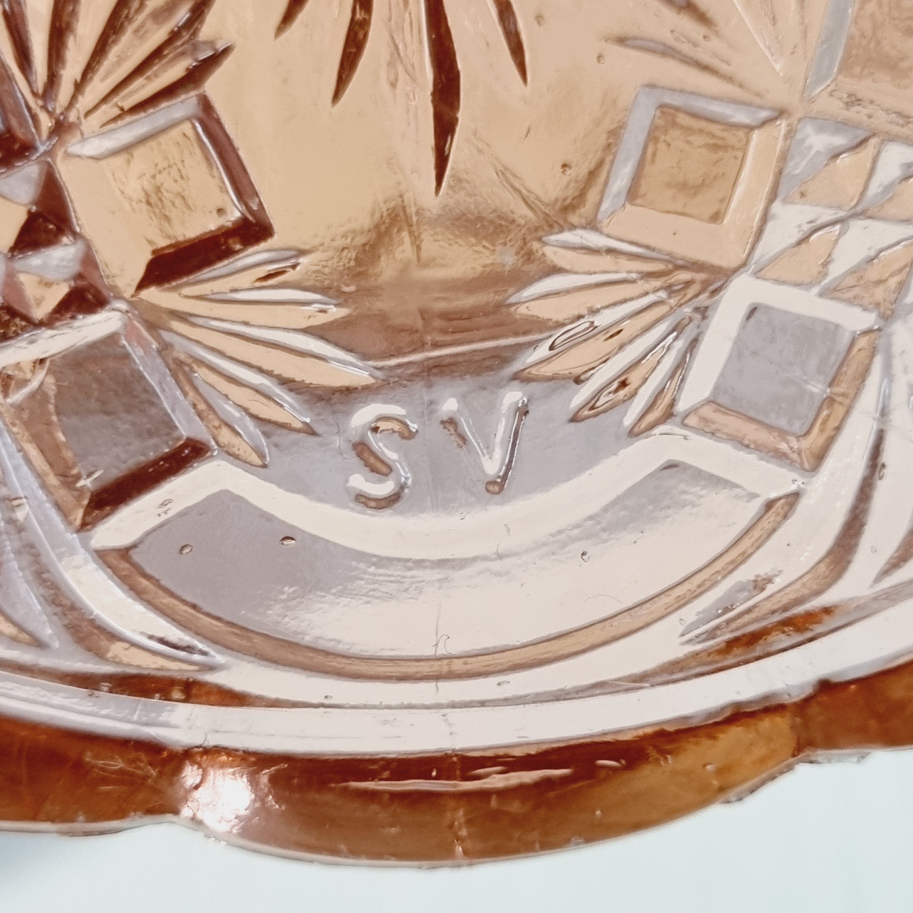 Flat on pink glass piedouche SV