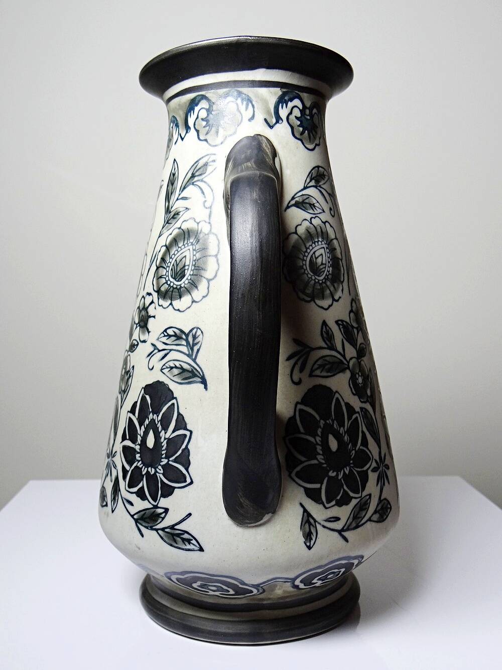 Antique art deco vase 1920-40 in fine stoneware, art nouveau and chinoiserie style, decor