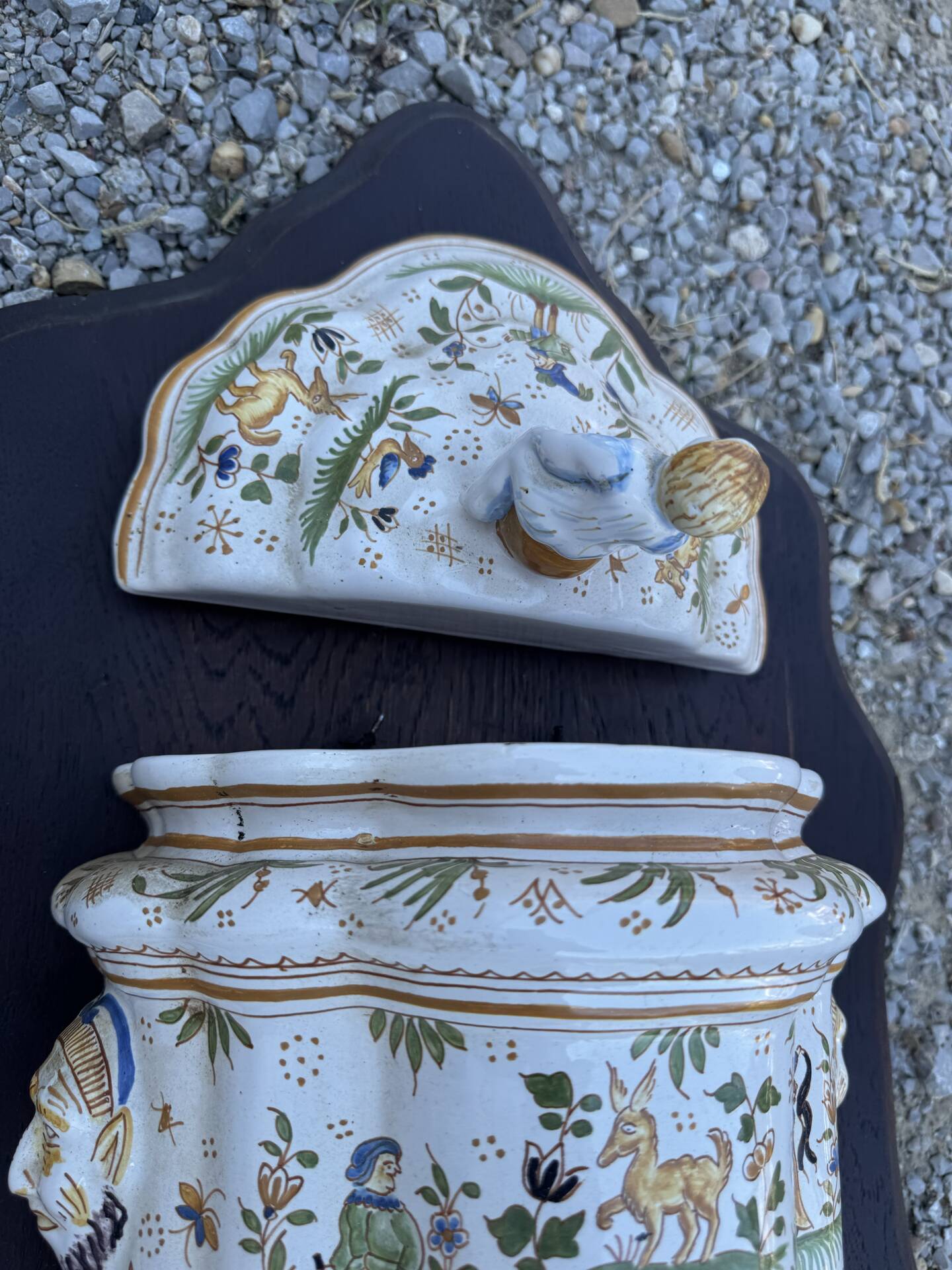 Wall fountain and its basin in Moustiers earthenware, handmade decoration.