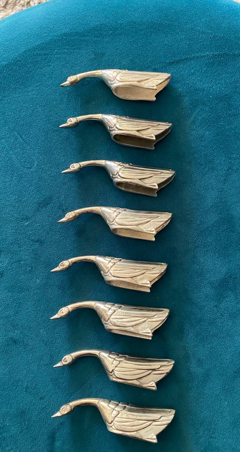 8 silver-colored metal goose-shaped knife holders