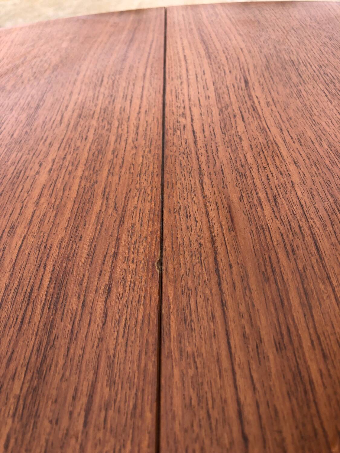 Baumann extendable round table