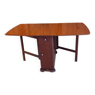 Gateleg table.
