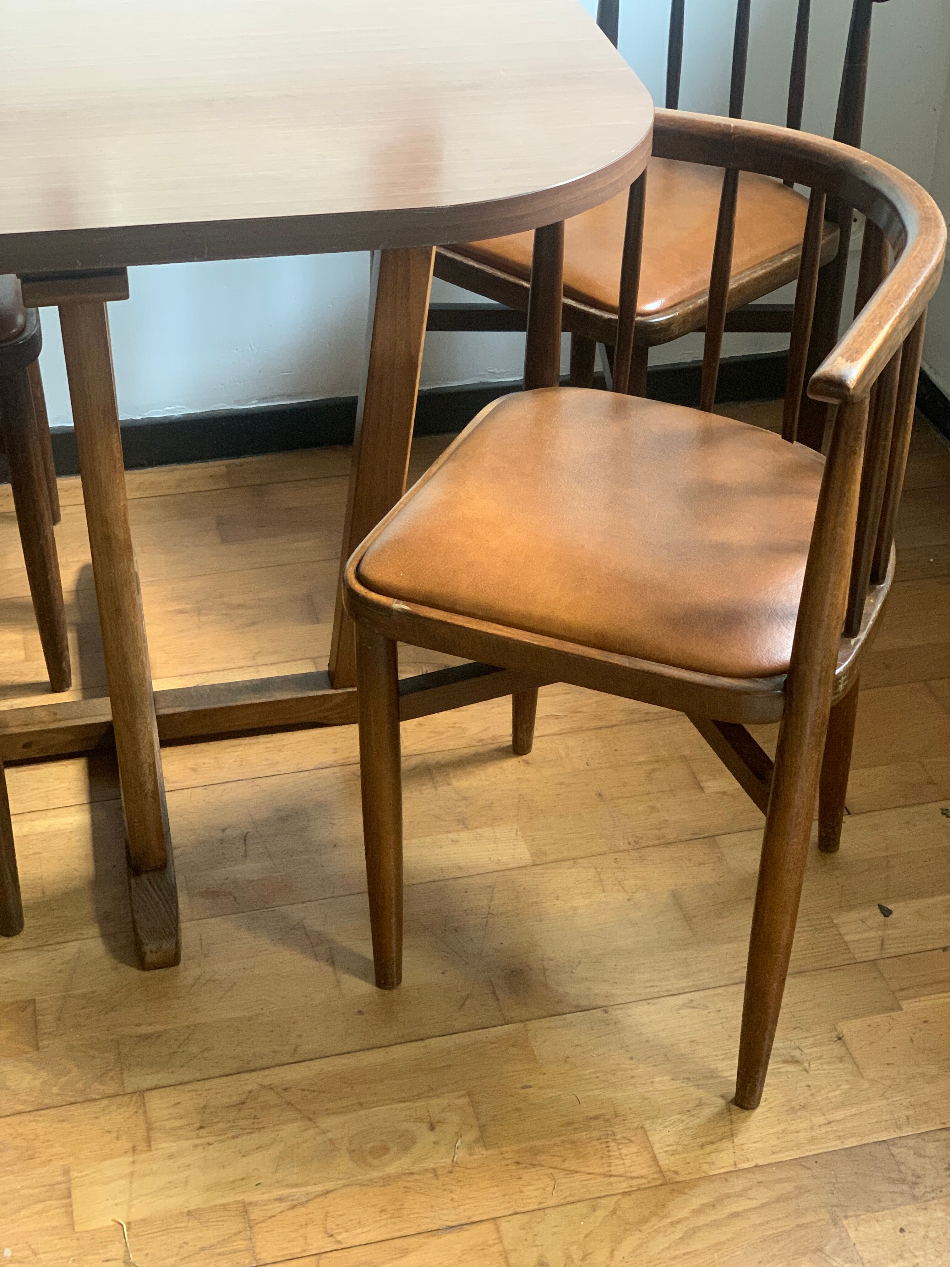 Built-in table and chairs Thonet