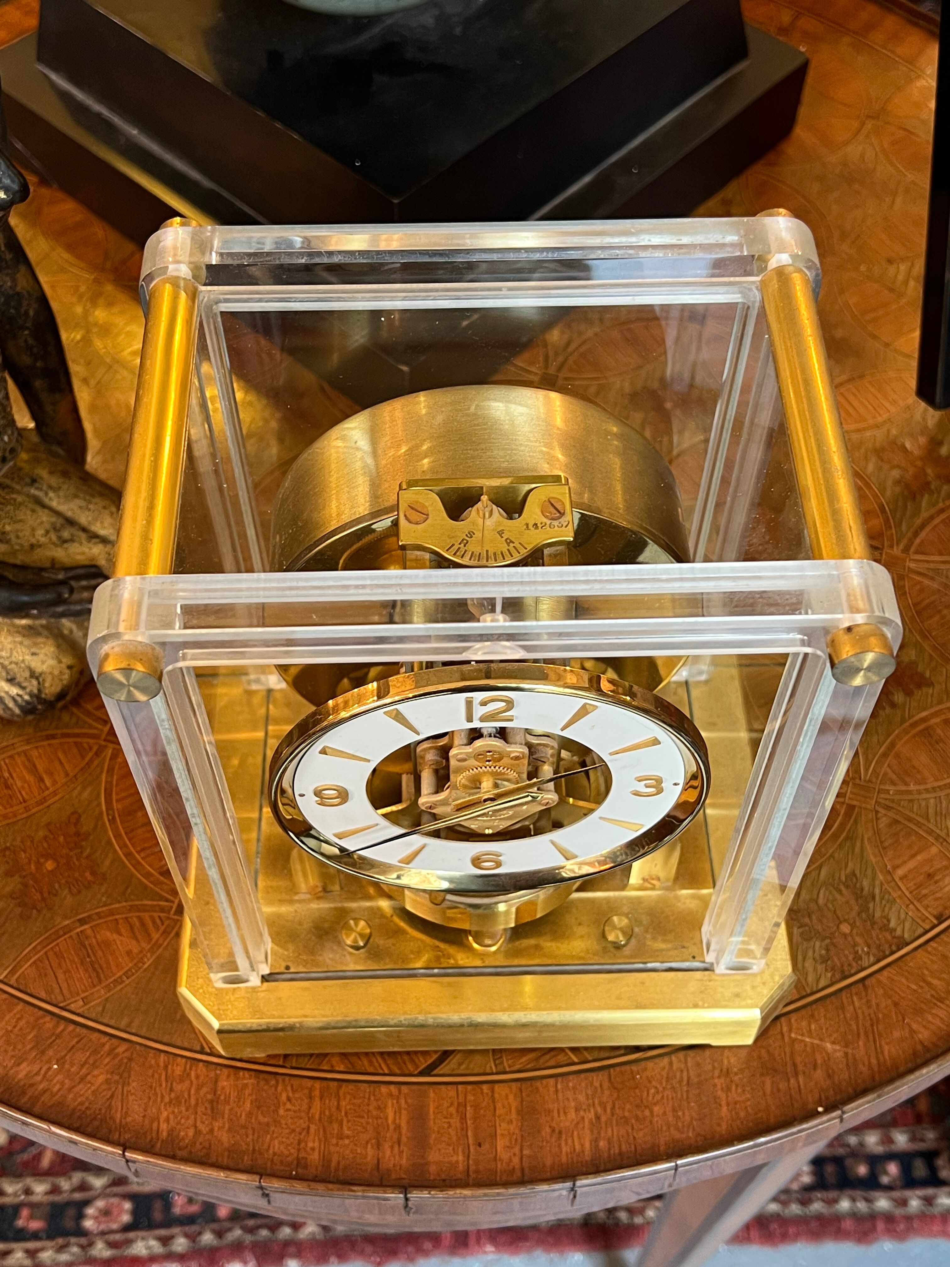 Beautiful Atmos Jaeger LeCoultre clock, in brass glass and plexiglass