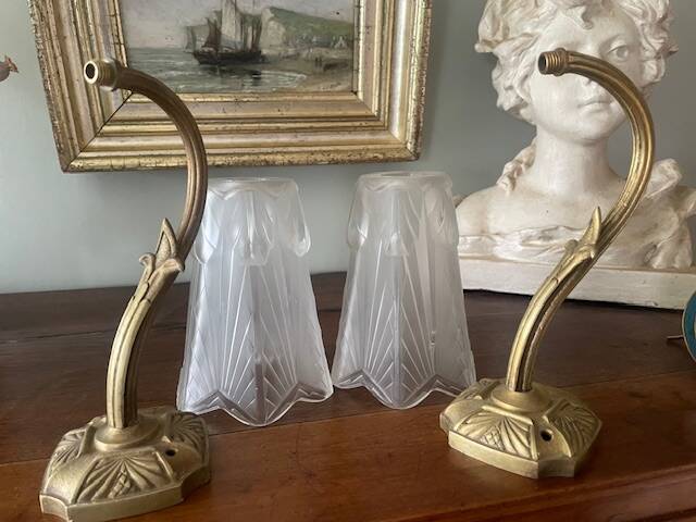 Pair of Art Deco wall sconces in frosted molded glass