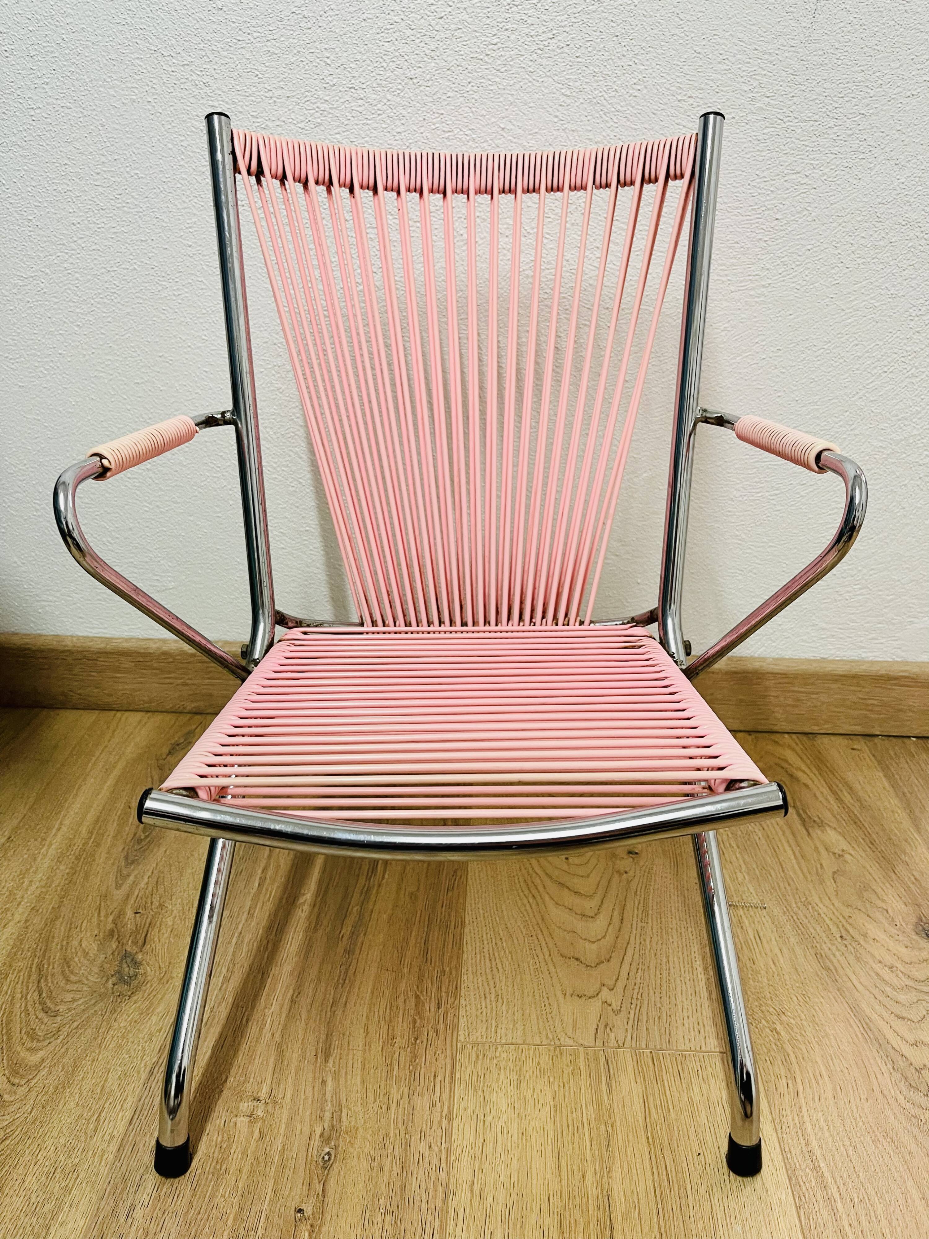 Pink scoubidou chair