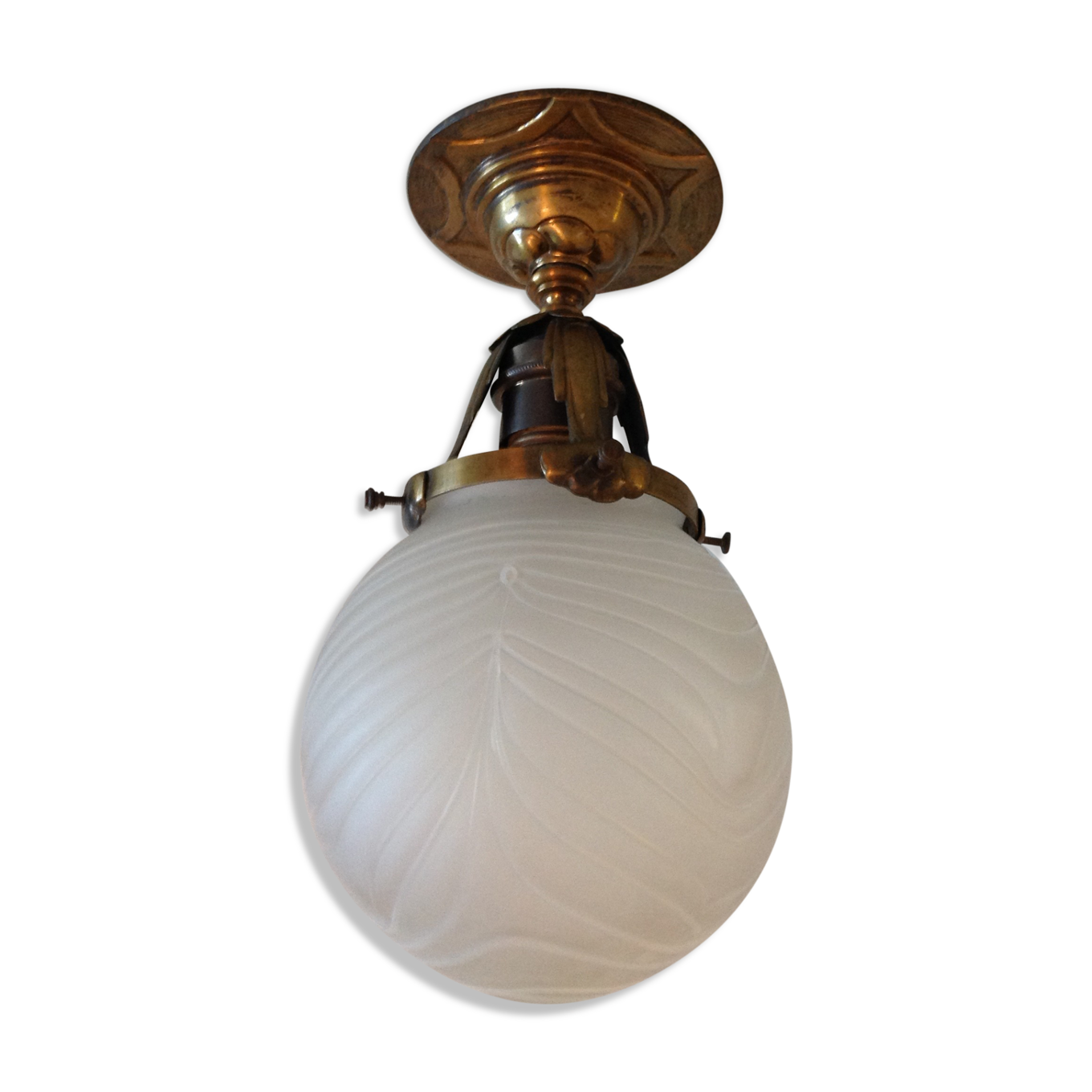 Plafonnier boule en verre opaque et laiton style art d co Plafonnier boule en verre opaque et laiton style art d co