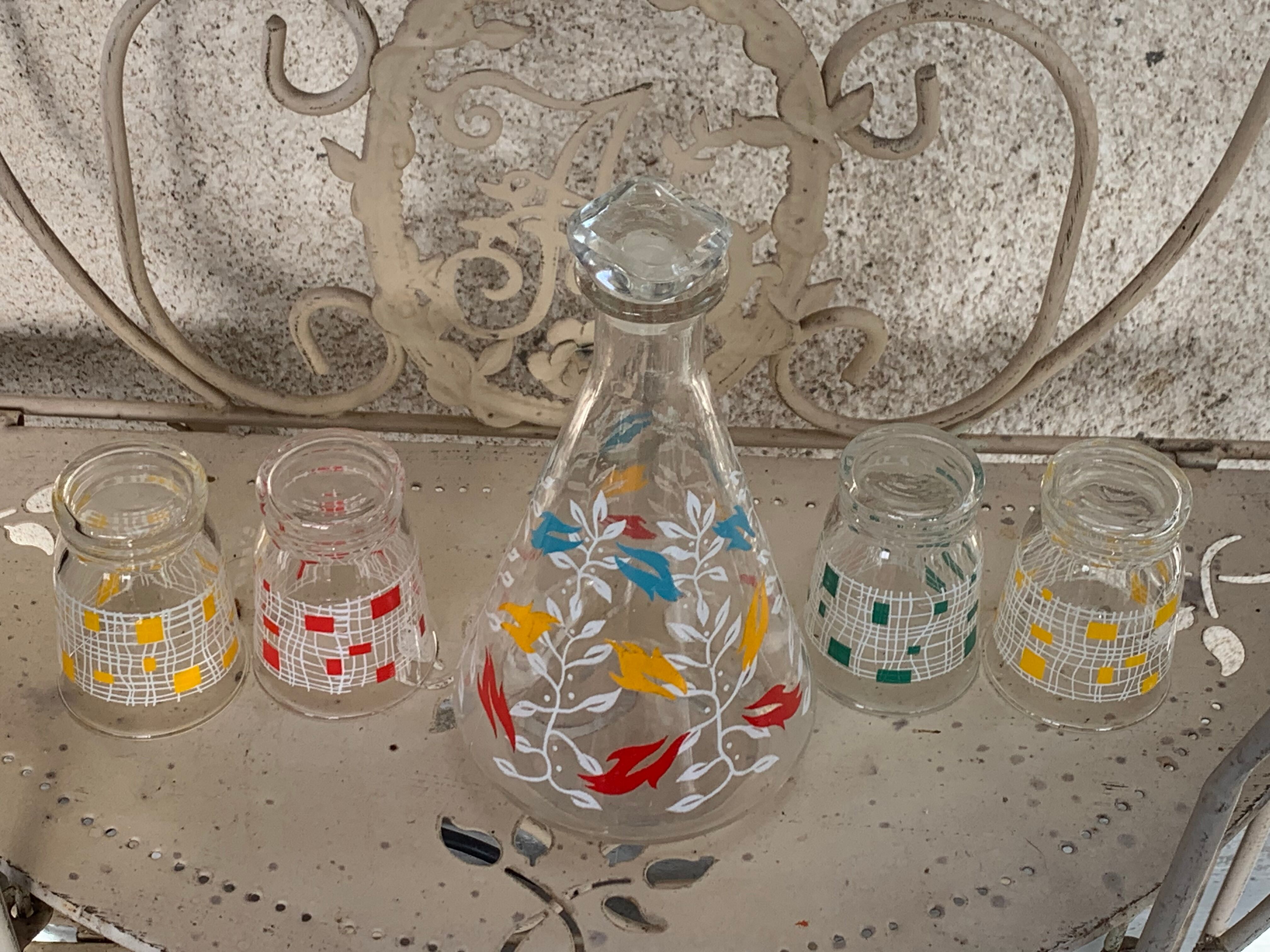 Carafe and 4 glasses with design and vintage patterns 1950/60