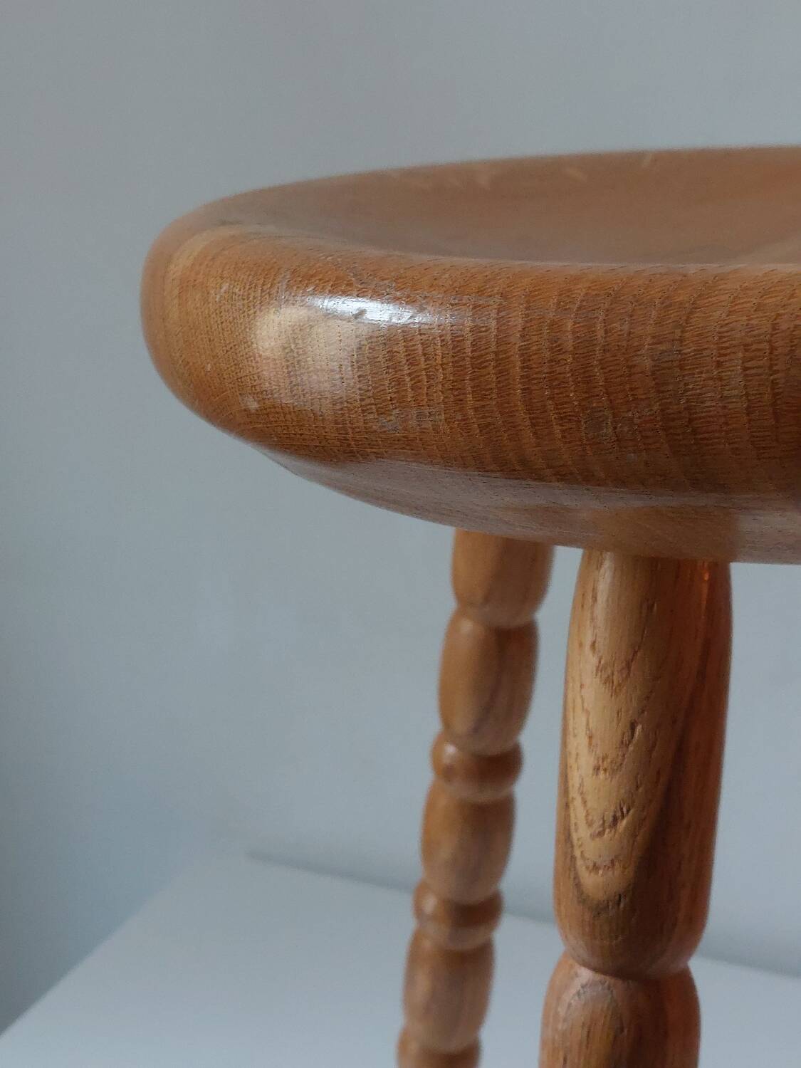 Vintage en bois tourné tabouret du milieu du siècle avec un siège épais.