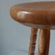 Vintage en bois tourné tabouret du milieu du siècle avec un siège épais.