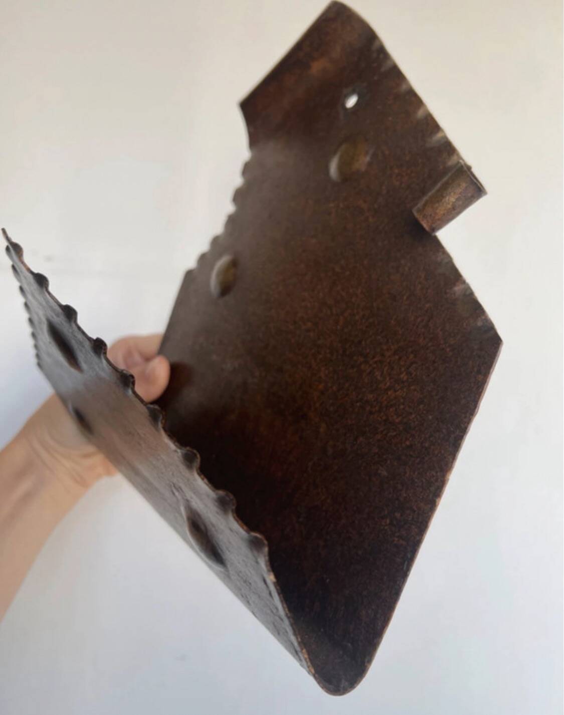 Porte-revues ou porte-courriers mural vintage 1960’s en métal marron