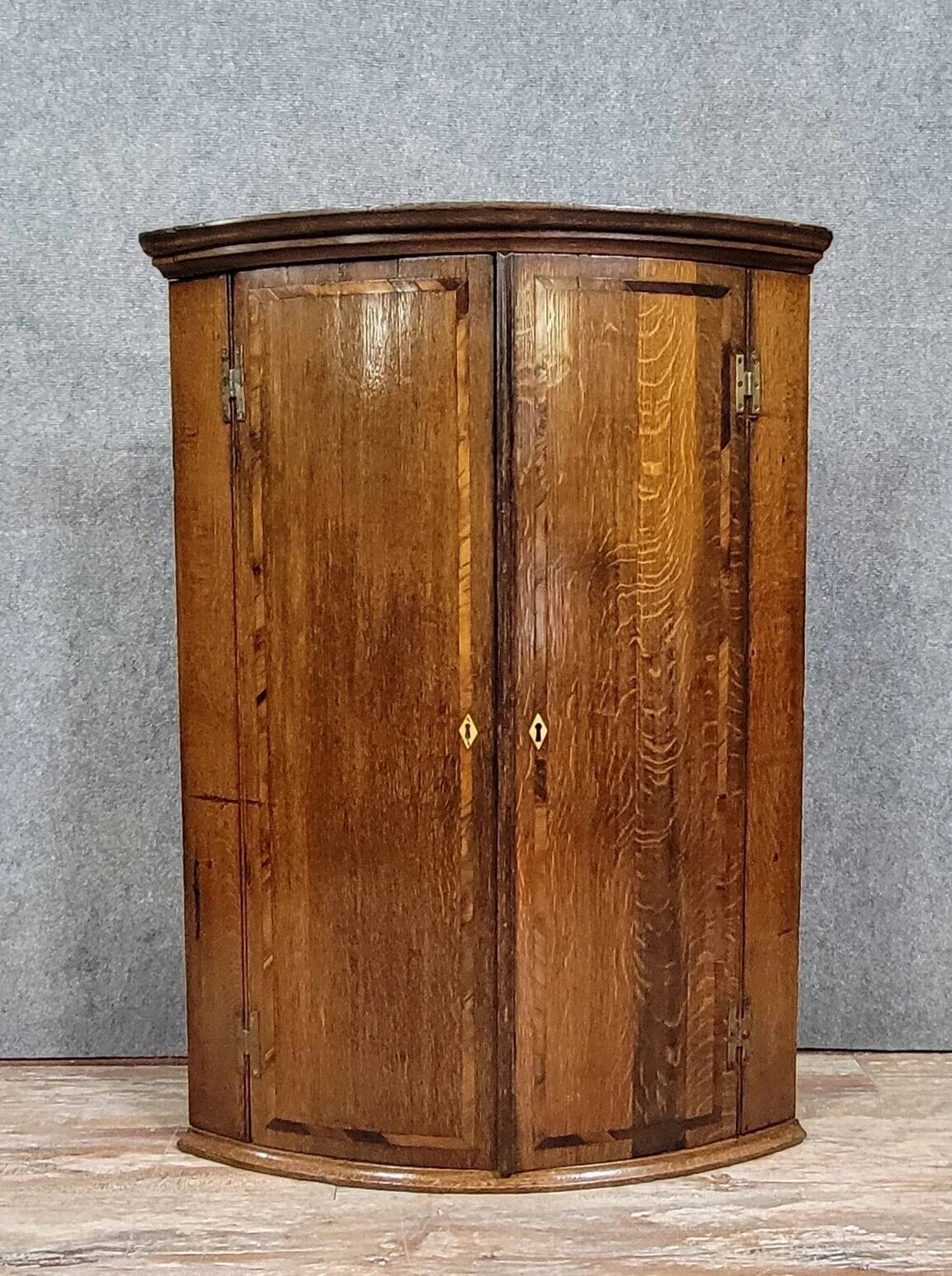 Corner cabinet to hang from the 18th century in oak and marquetry around 1780.