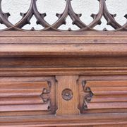 Vaisselier néogothique