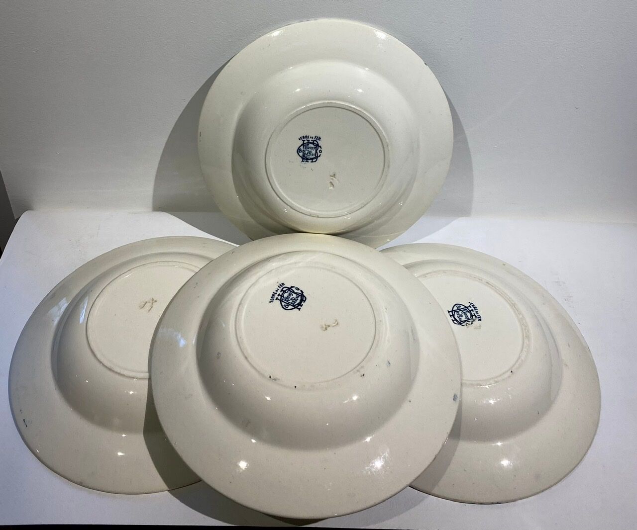 Set of 4 hollow plates, decoration insects and fruits, Manufacture Choisy le Roi Tere de Fer