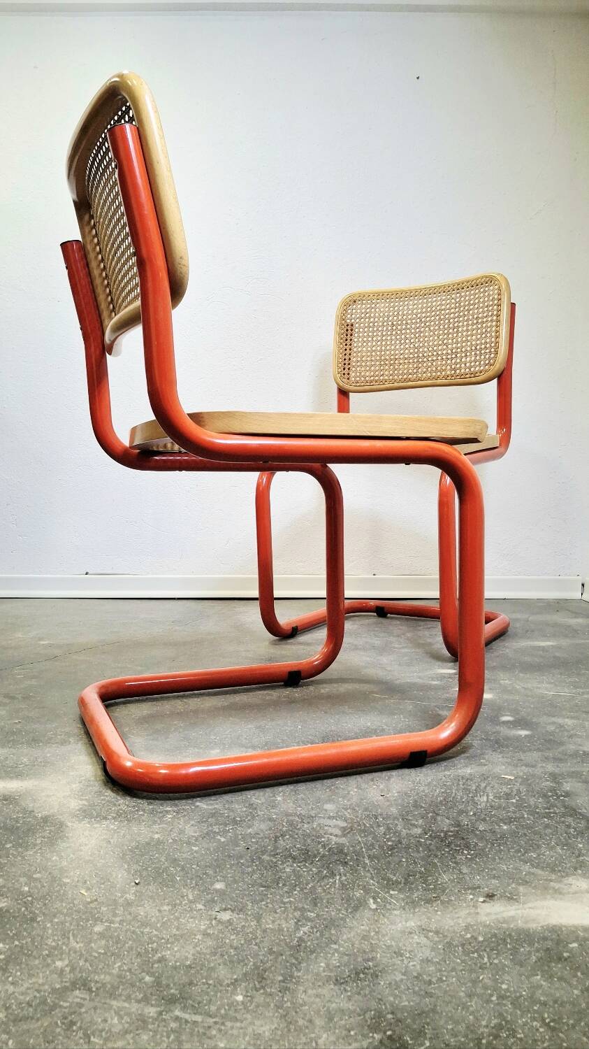Chaise cantilever tubulaire rouge des années 80