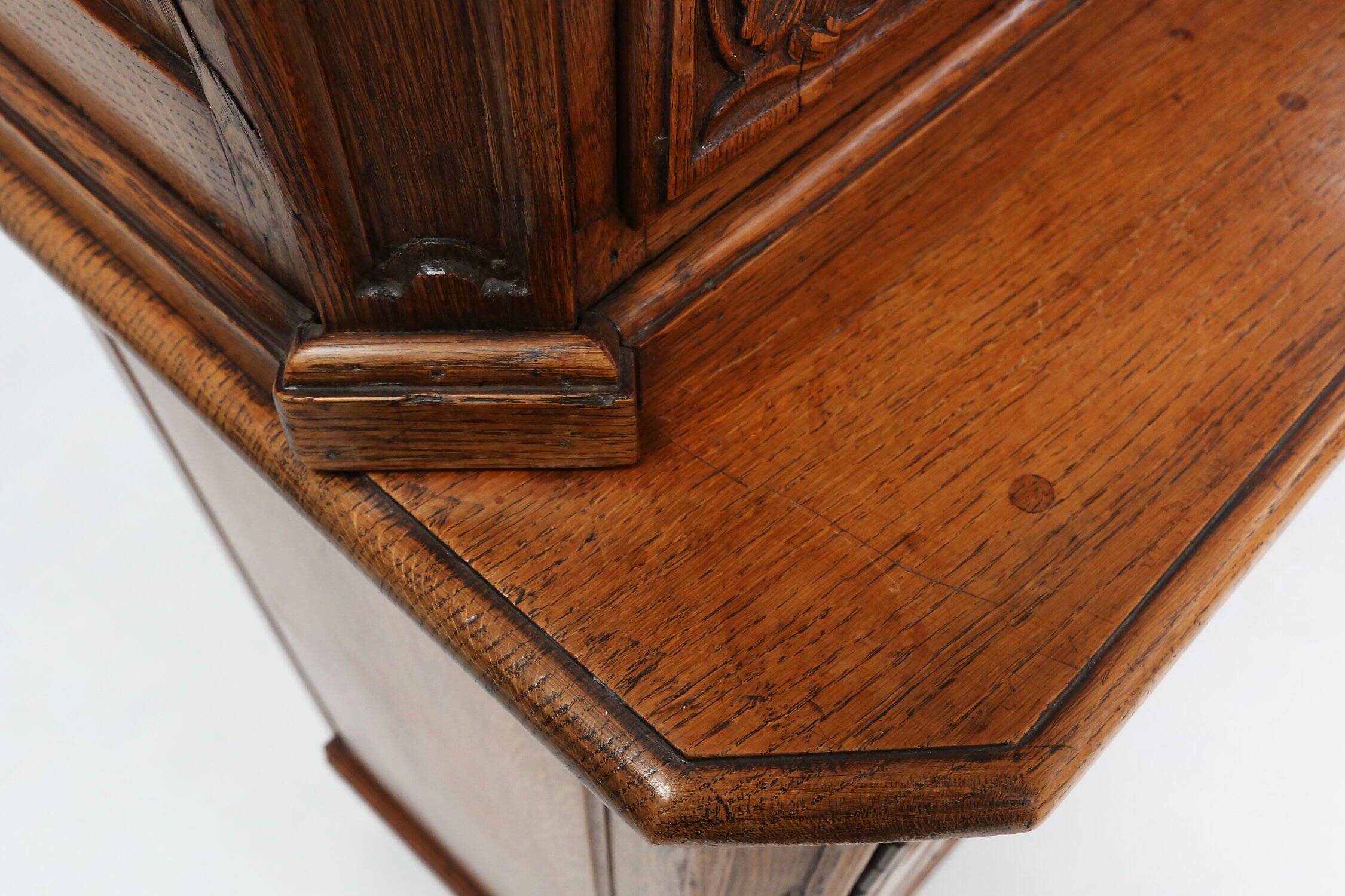 Vaisselier vitré en bois sculpté, Belgique, XVIIIe siècle