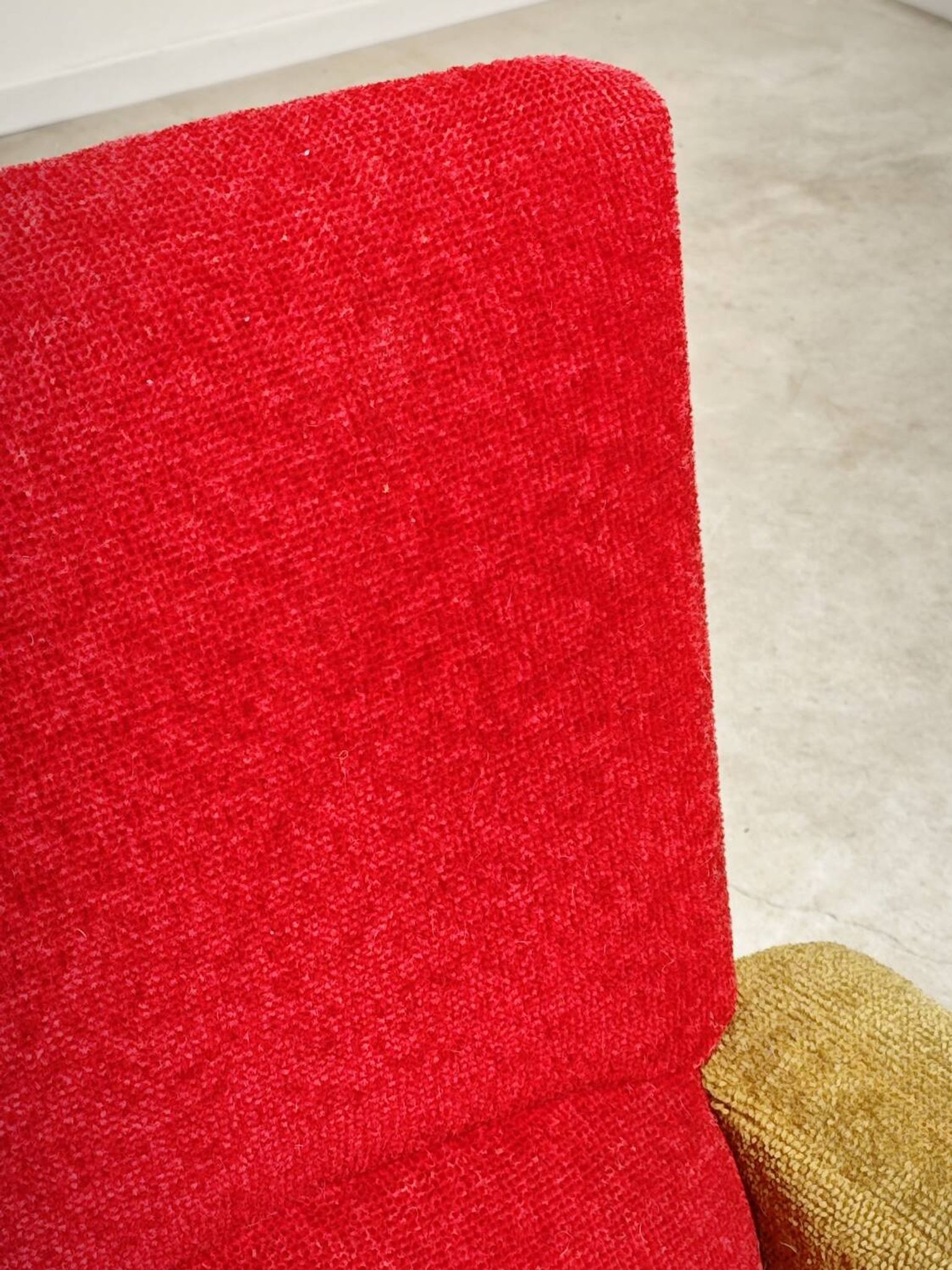 Fauteuil tissu rouge et jaune moutarde style bouclette 1970
