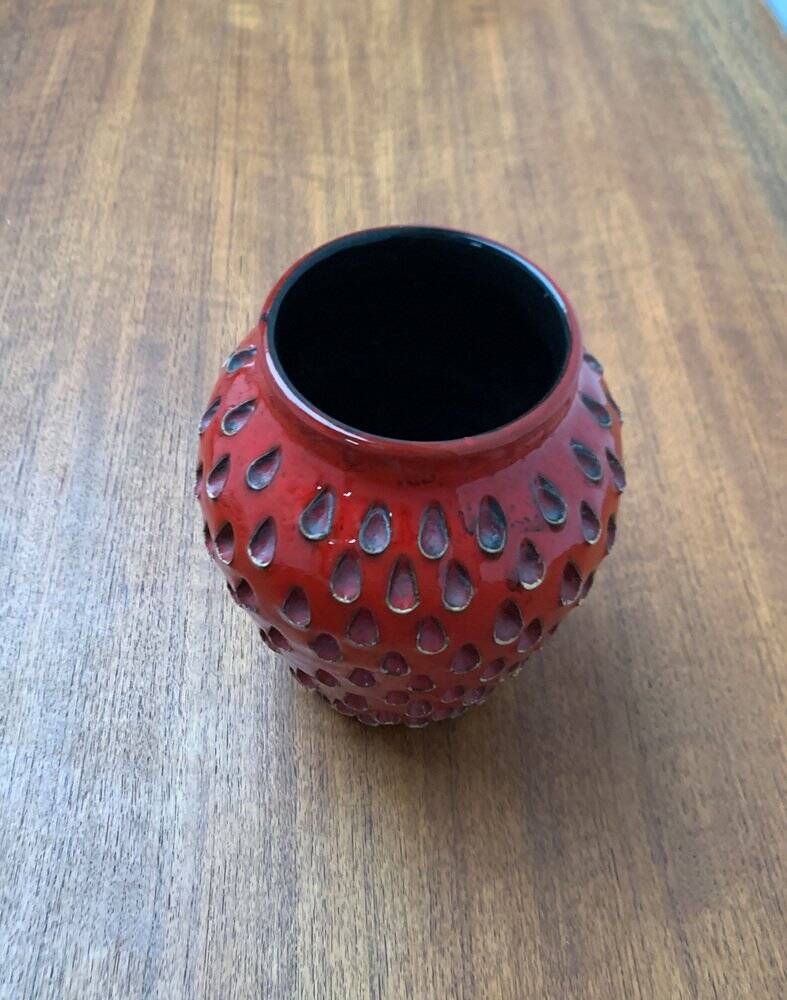 Strawberry ceramic vase from the mid-century by Fratelli Fanciullacci for Bitossi, 1960s.