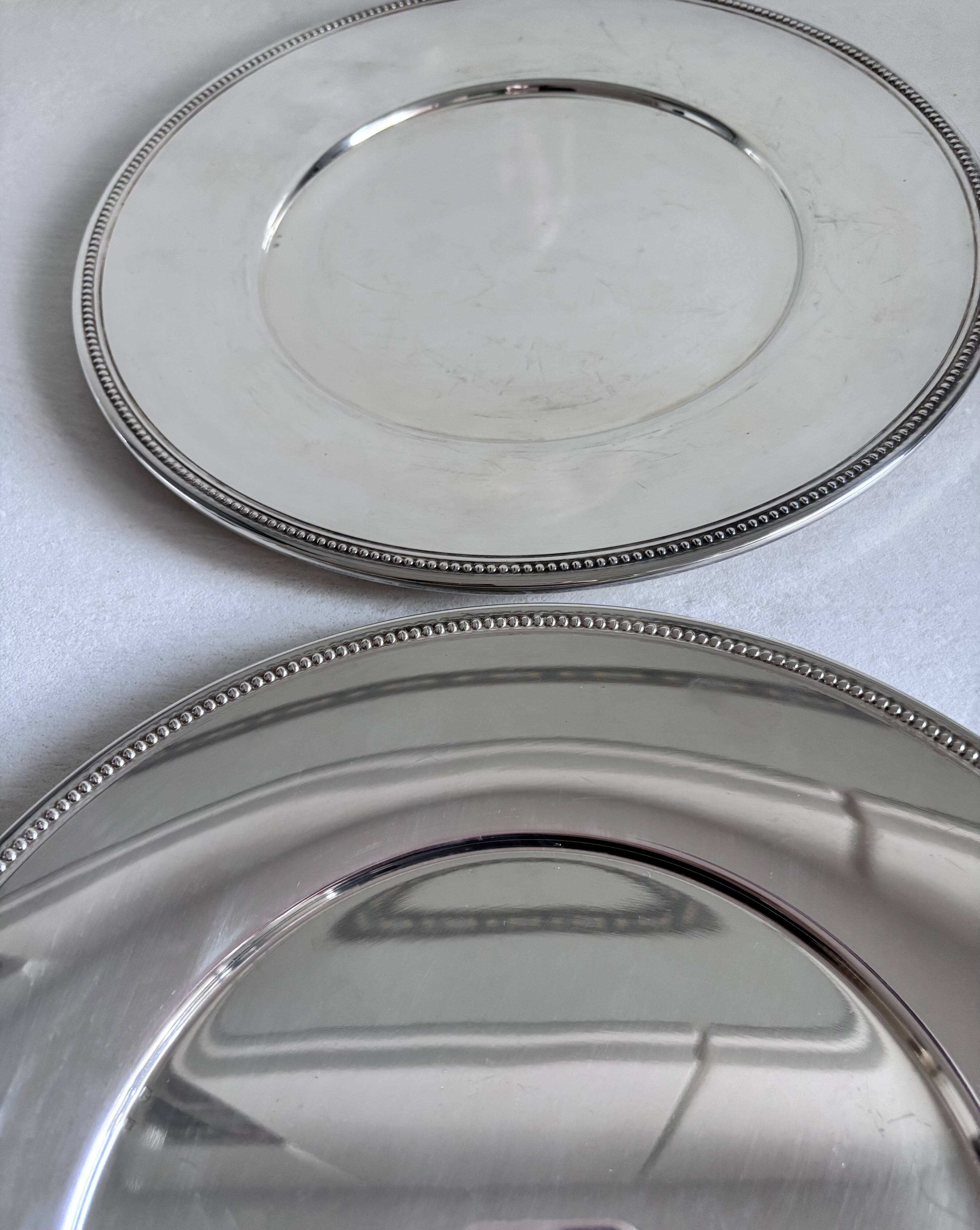 2 silver-plated charger plates, 28 cm in diameter.