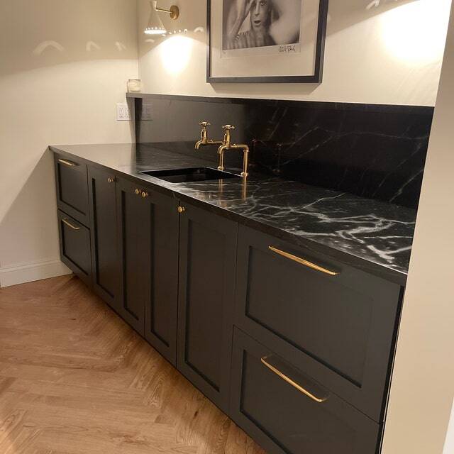 Pair of Italian wall lights in brass and lacquered iron, 1950s design.