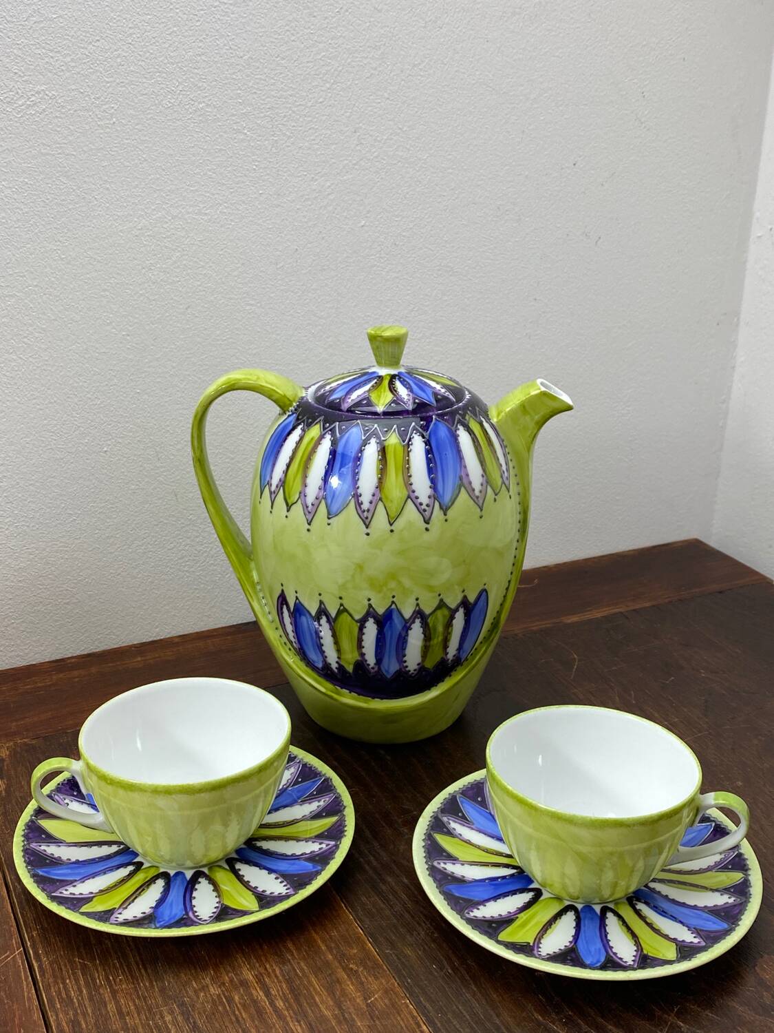 Sologne porcelain teapot and cups