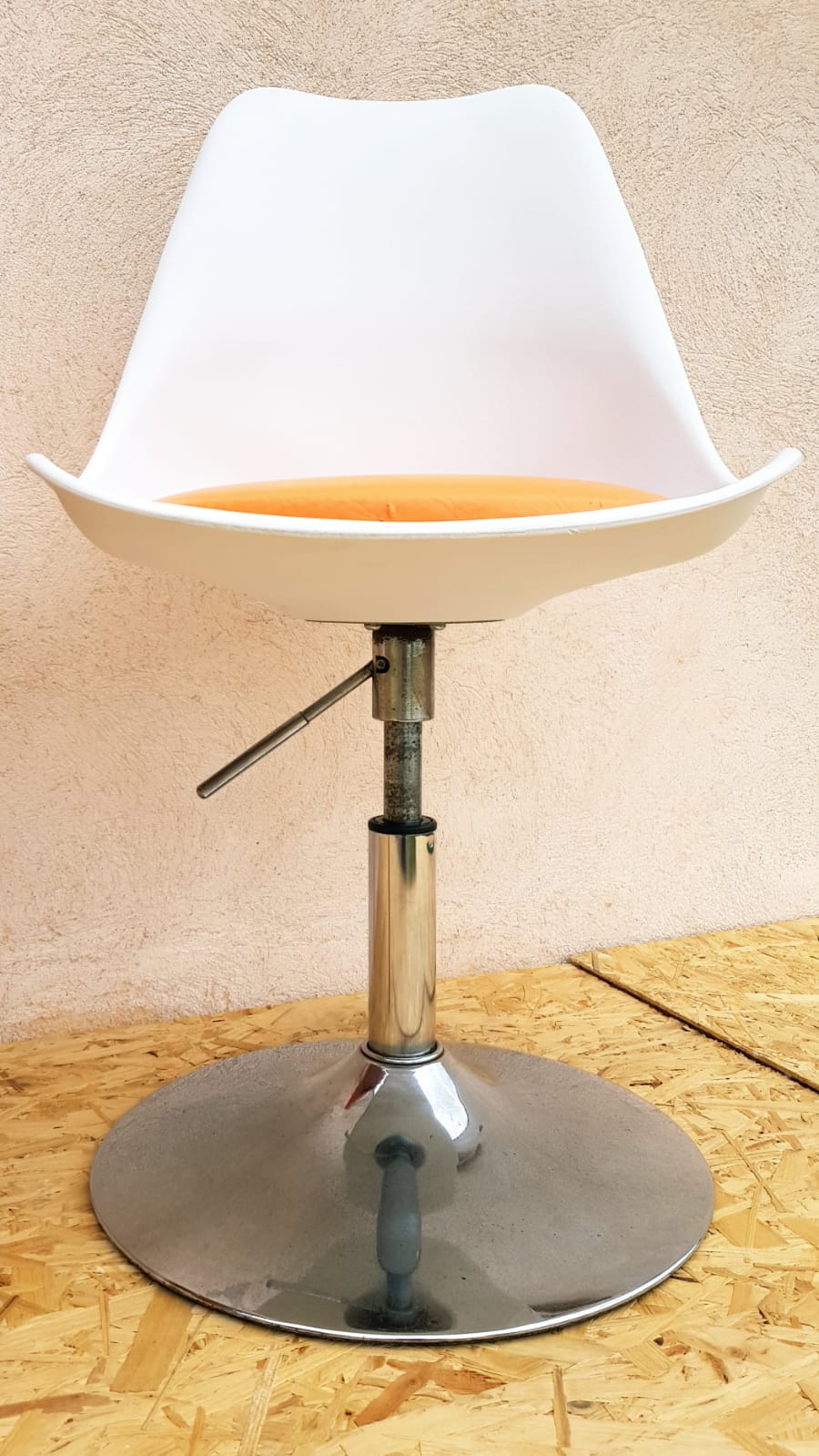 Chaise pivotante vintage pied tulipe orange