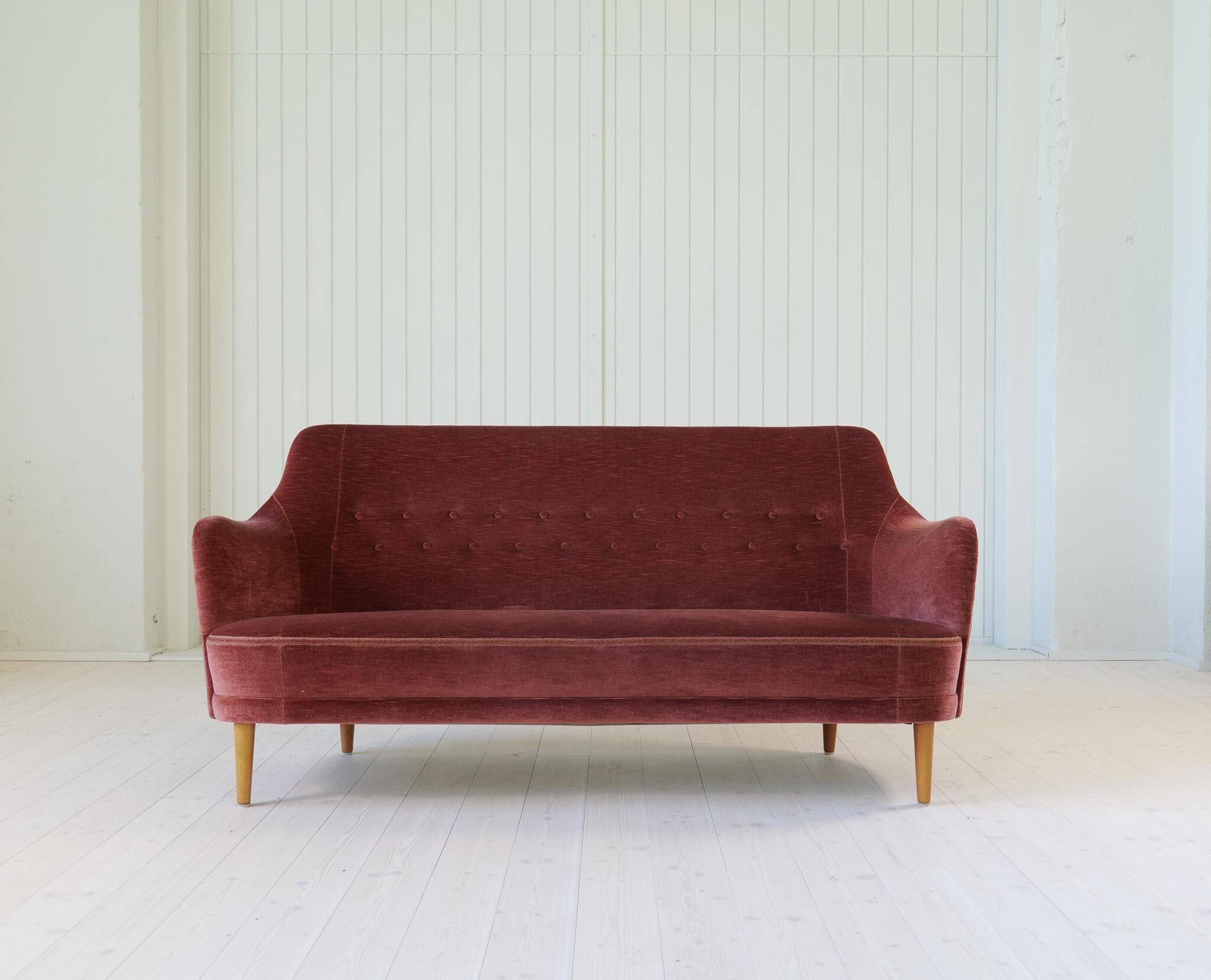 "Samsas" canapé in rare velvet by Carl Malmsten from the mid-century, Sweden, 1960s.