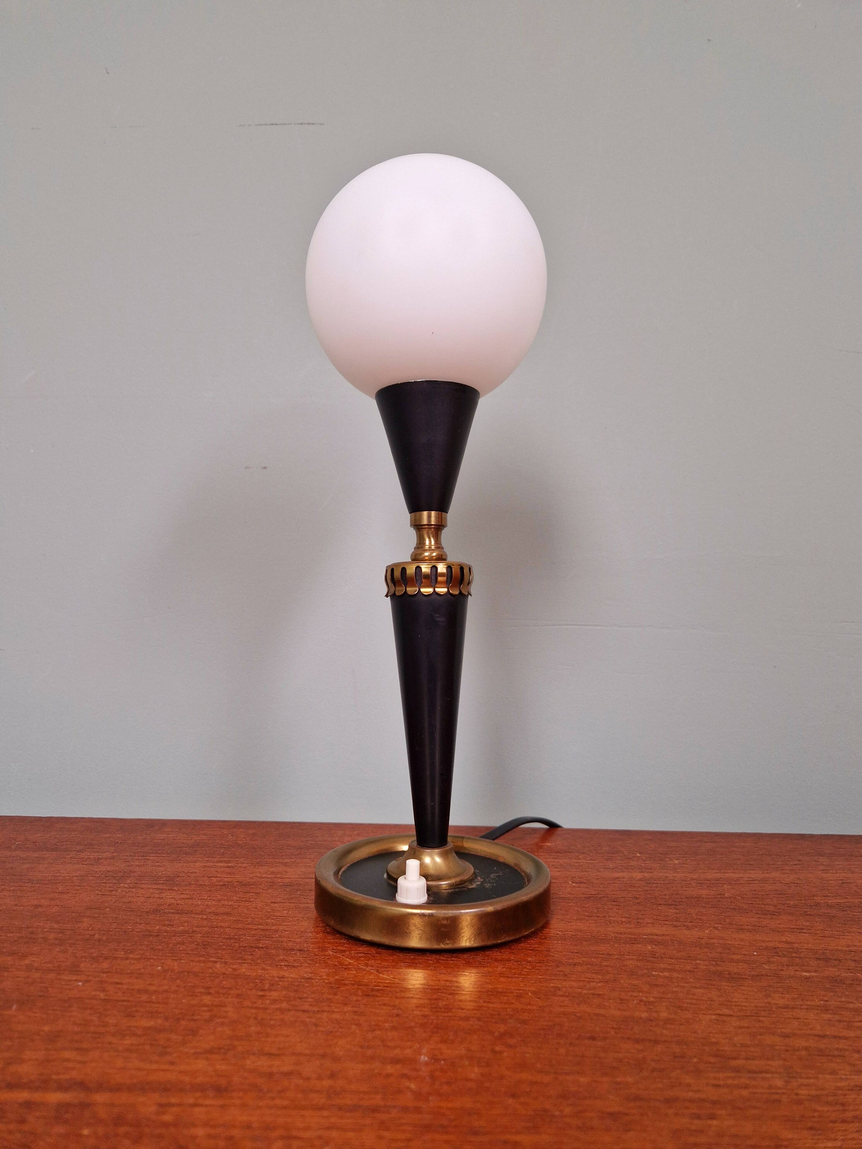 Lampe de table en métal laqué noir et verre satiné blanc, années 1950