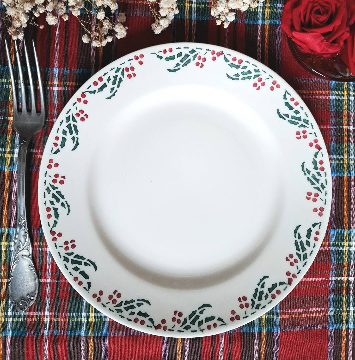 Assiettes plates anciennes dépareillées en faïence
