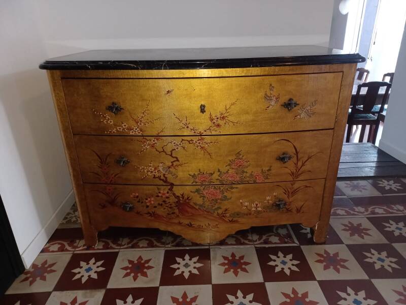 Gilded wooden chest of drawers with Asian decor and polished marble
