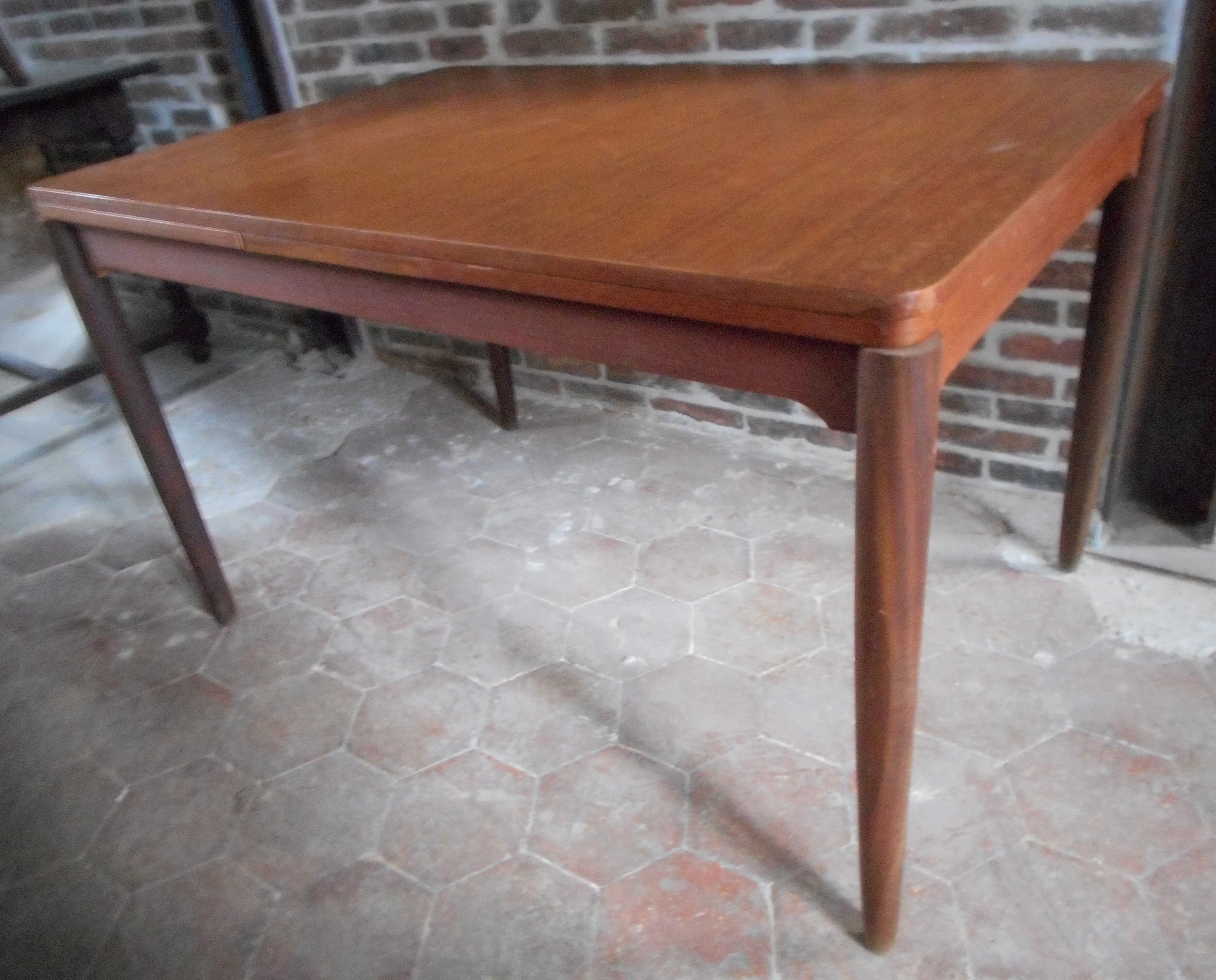 Expandable teak table