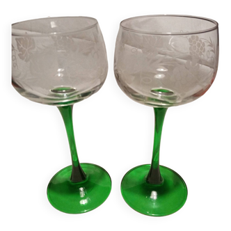 2 stemmed glasses decorated with Alsatian white wine