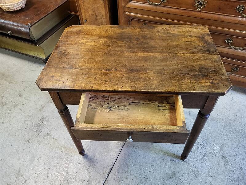 petit bureau table en noyer avec un tiroir de chaque cote du xix ème siecle