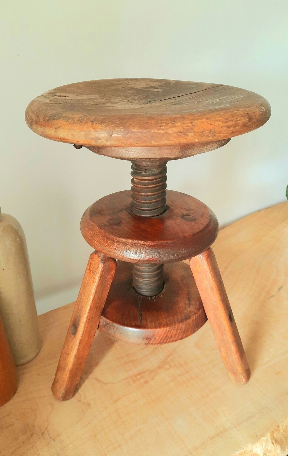 Screw tripod stool