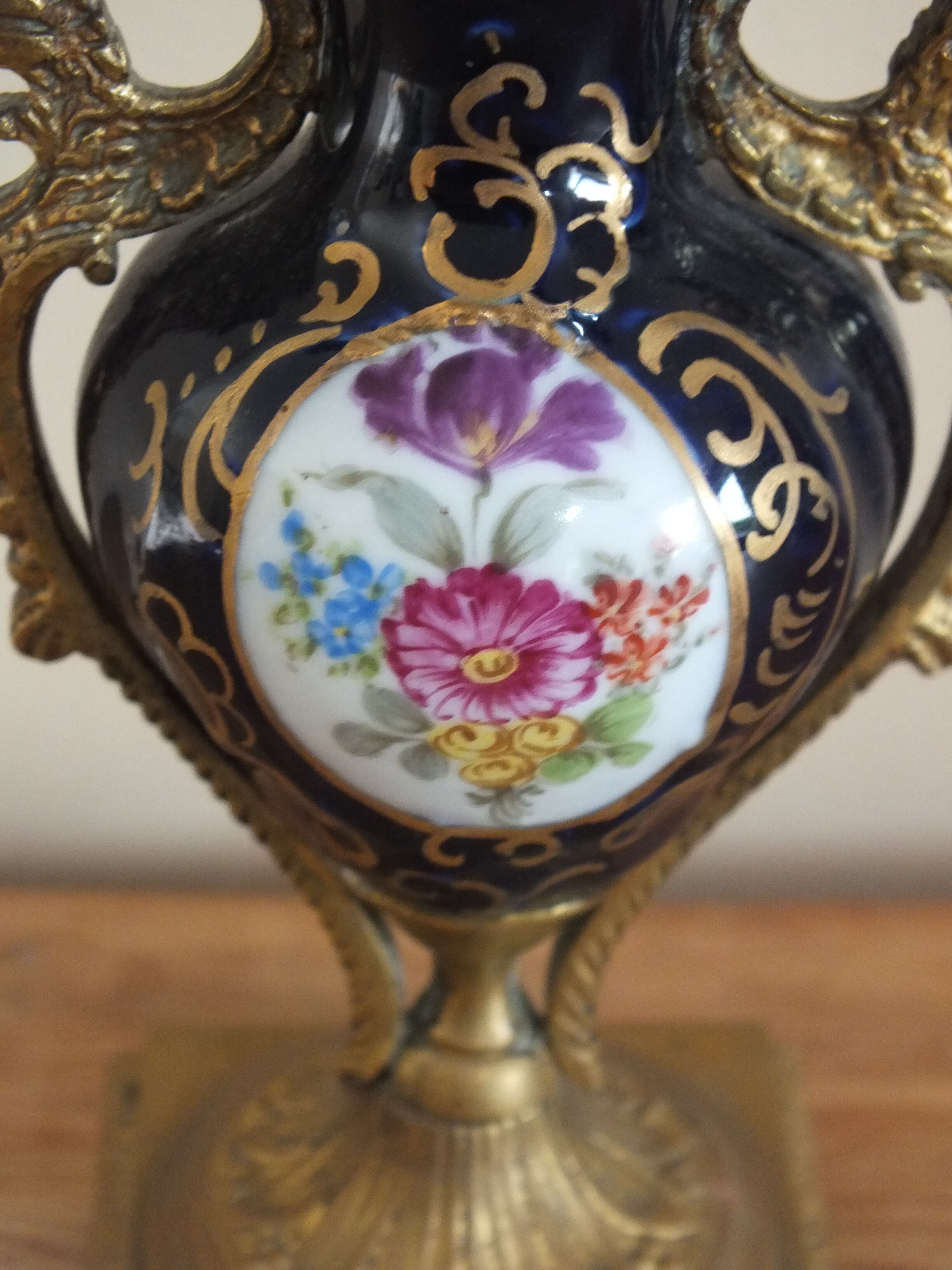 Medicis vase in porcelain