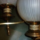 Paire d'appliques en laiton doré et boules de verre