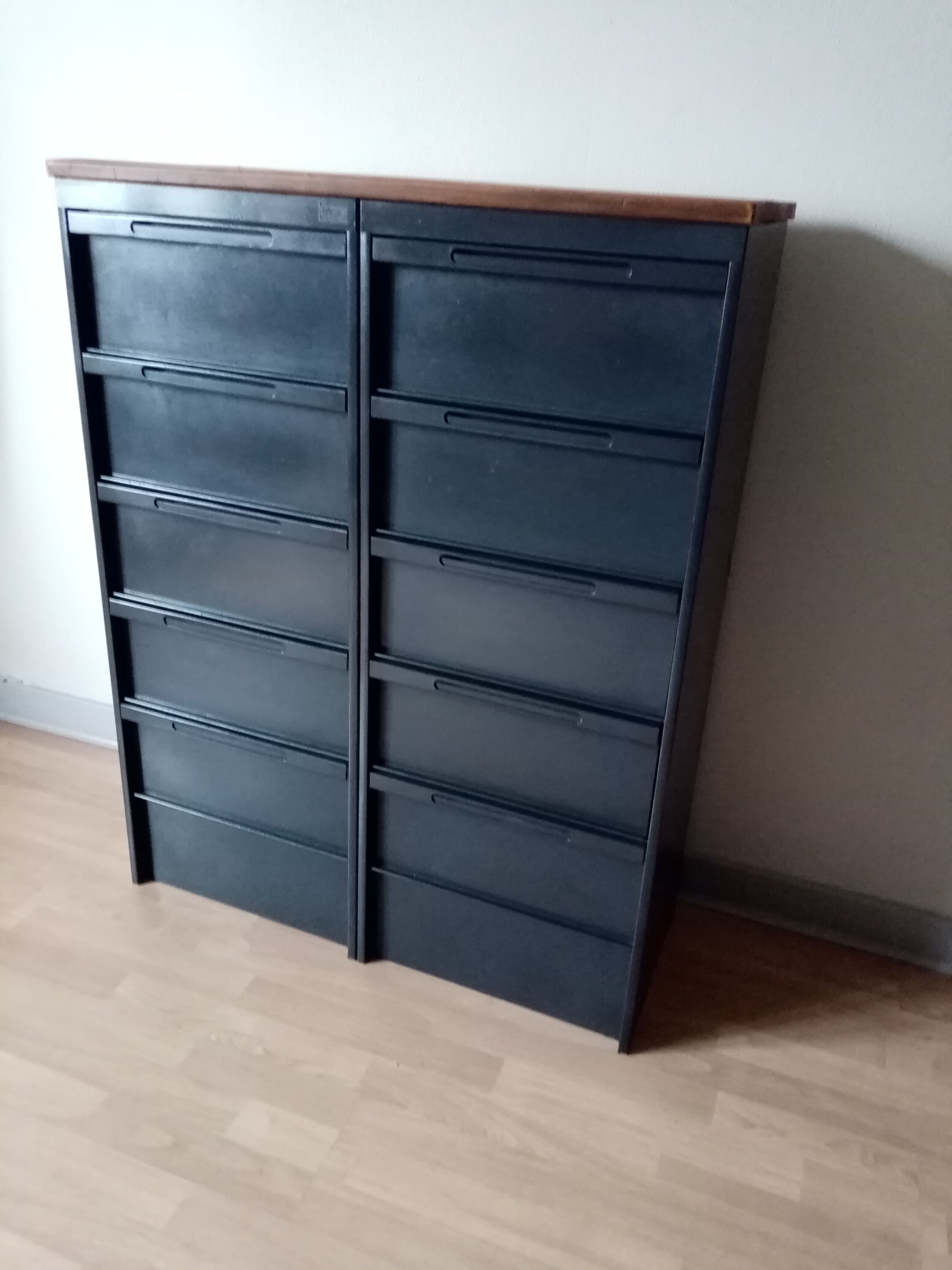 Metal clamshell furniture