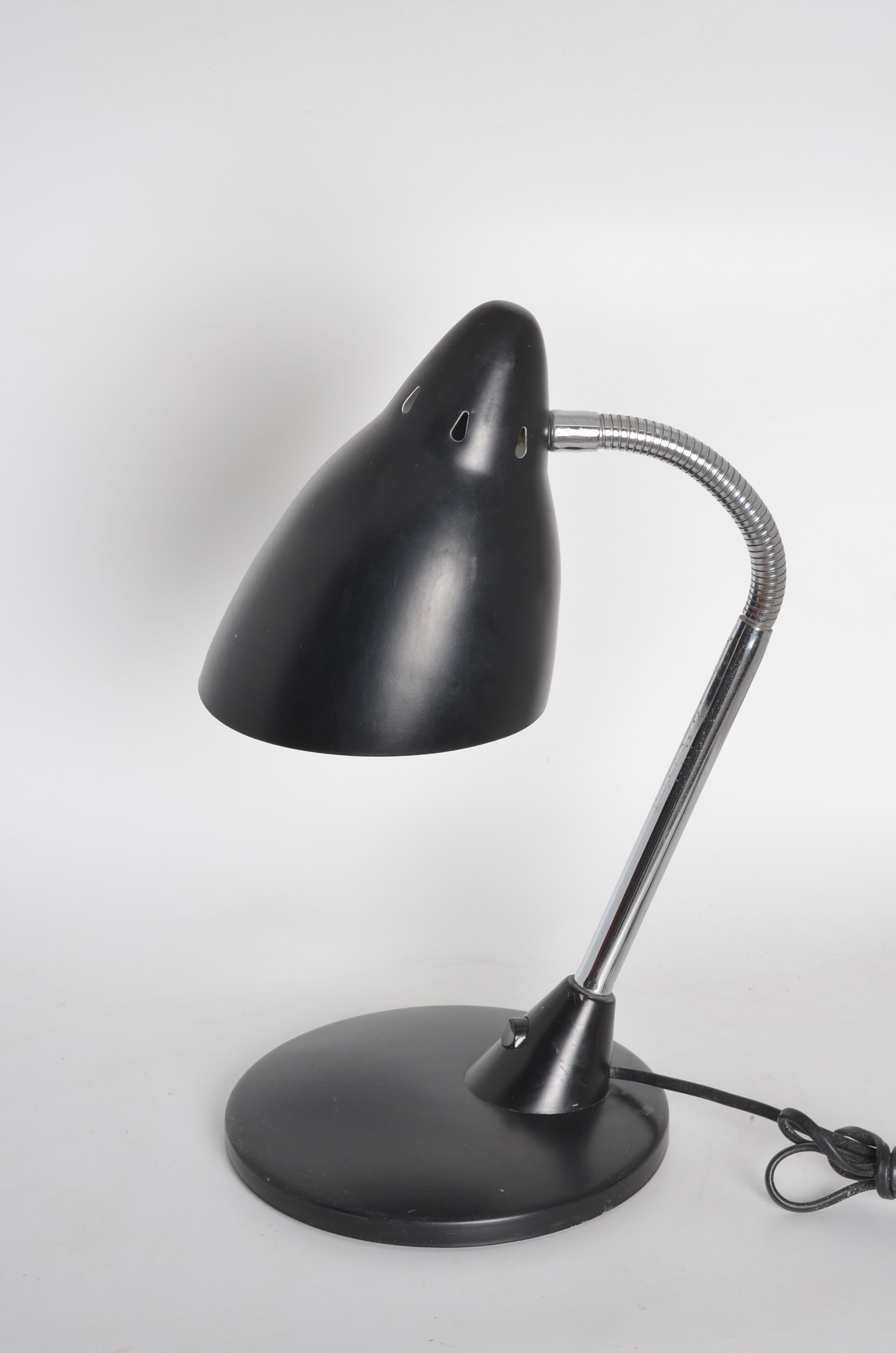 Articulated desk lamp