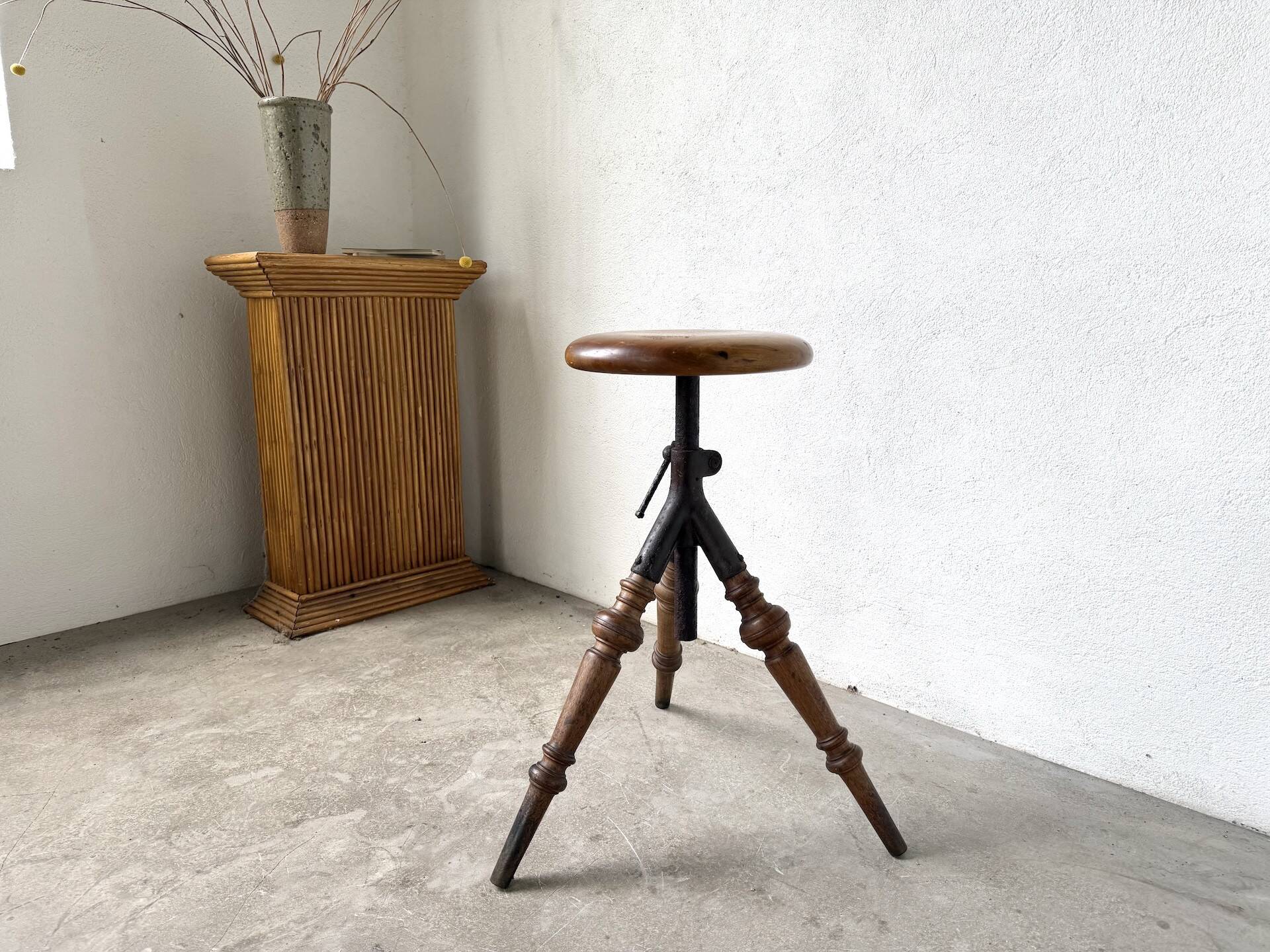 Tripod workshop stool in turned wood and cast iron — circa 1900